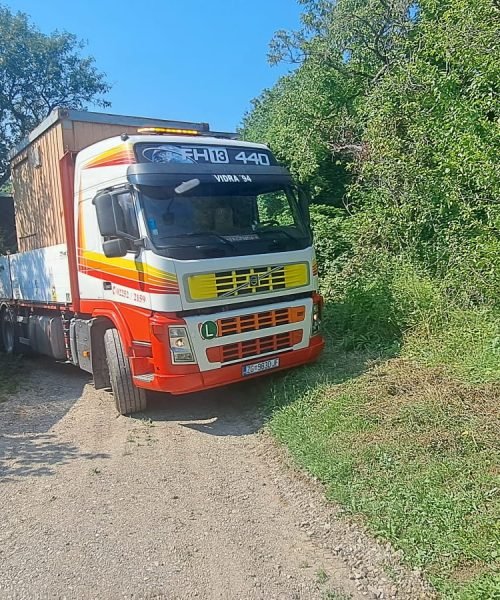 prijevoz materijala kamionom s kranom